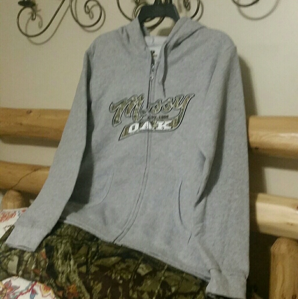 NWOT,  MOSSY OAK ZIP UP HOODIE! FAB 4 ALL SEASONS!